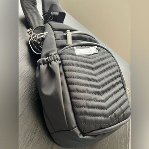 NWT STEVE MADDEN
Black BAURORA Quilted Sling Backpack With Pouch